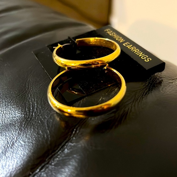 Vintage Beautiful Gold Filled Round classy Earrings. They look real. - Picture 3 of 8